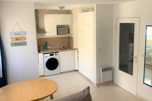 Large studio 200m from the sandy beaches air conditioning wifi