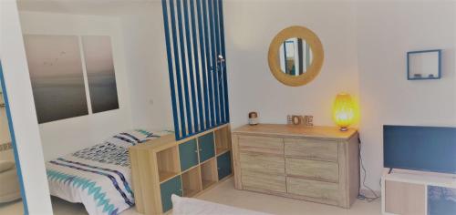 Large studio 200m from the sandy beaches air conditioning wifi
