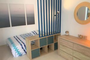Large studio 200m from the sandy beaches air conditioning wifi