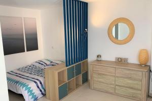 Large studio 200m from the sandy beaches air conditioning wifi