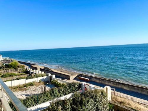 Large studio direct access to the beach