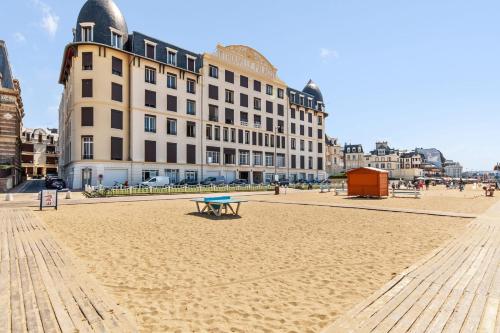 Large studio with view on the sea in the famous Trouville Palace - Welkeys