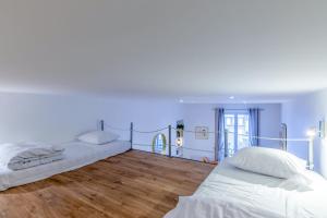 Large studio with view on the sea in the famous Trouville Palace - Welkeys