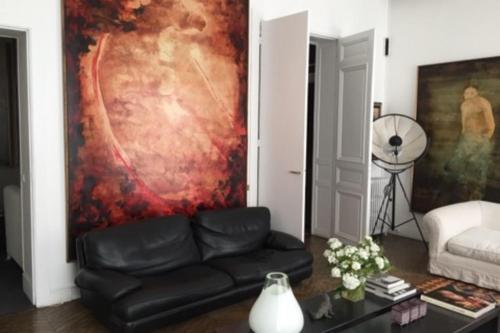 Large triplex with terrace near Arc de Triomphe