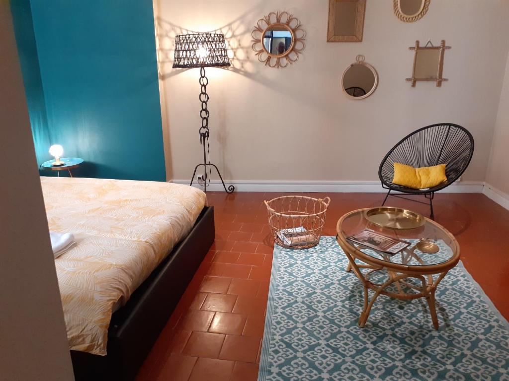 le 13 2 13 Place aux Herbes, 30000 Nîmes