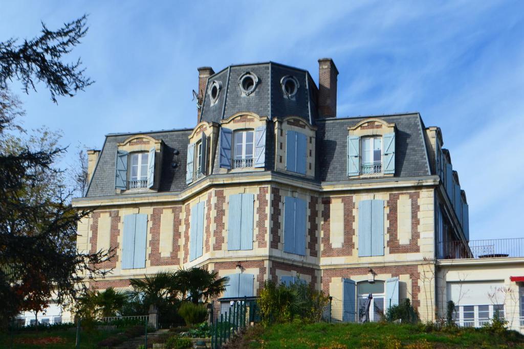 Appartement Le Bateau perché dans château avec vue Pyrénées ! Le bateau Perché-Chateau de Baàs-appartement 14-27, route de Bourdettes 64800 Nay