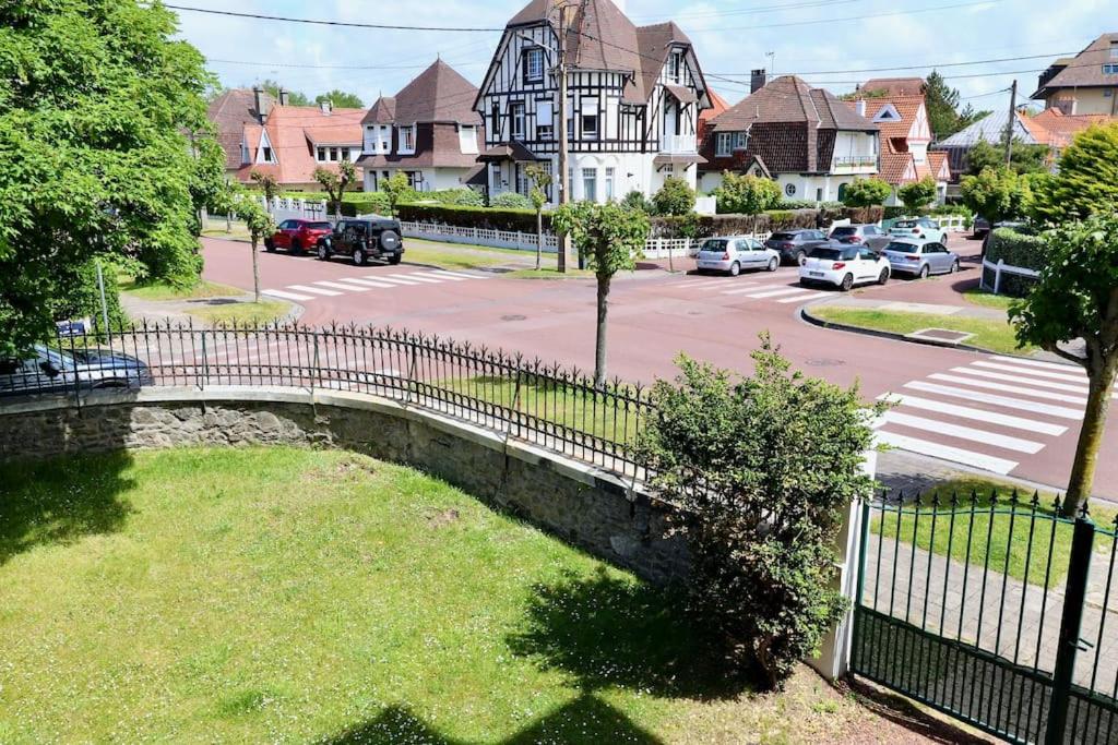 Le Bercail : Apt avec balcon et parking, vue phare! 1er étage - Apt 3 18 Boulevard Daloz, 62520 Le Touquet-Paris-Plage