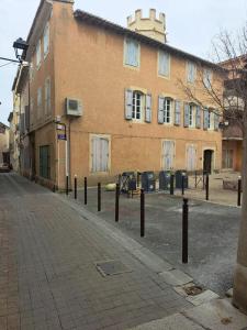 Appartement Le Bonheur -studio terrasse centre-ville - 10 Rue Danton 84800 LʼIsle-sur-la-Sorgue Provence-Alpes-Côte d\'Azur