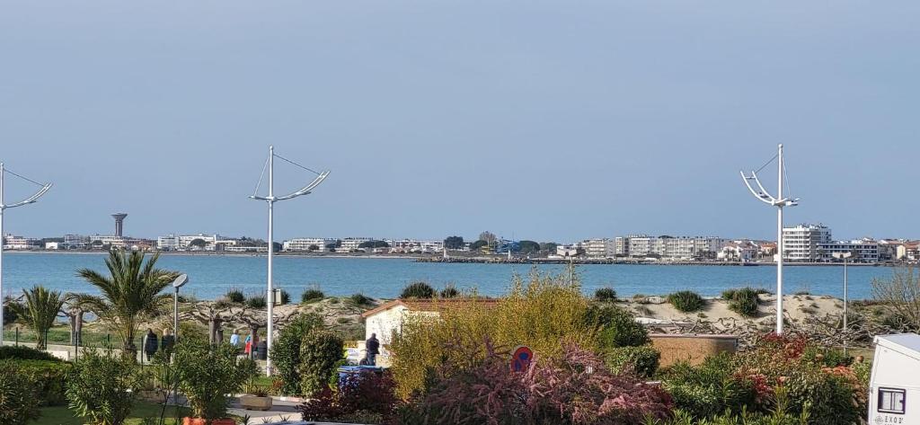 Le Catamaran 1 de France face à la Plage Vue Mer Résidence Le CATAMARAN - 8 Avenue Jean Lasserre, 30240 Le Grau-du-Roi