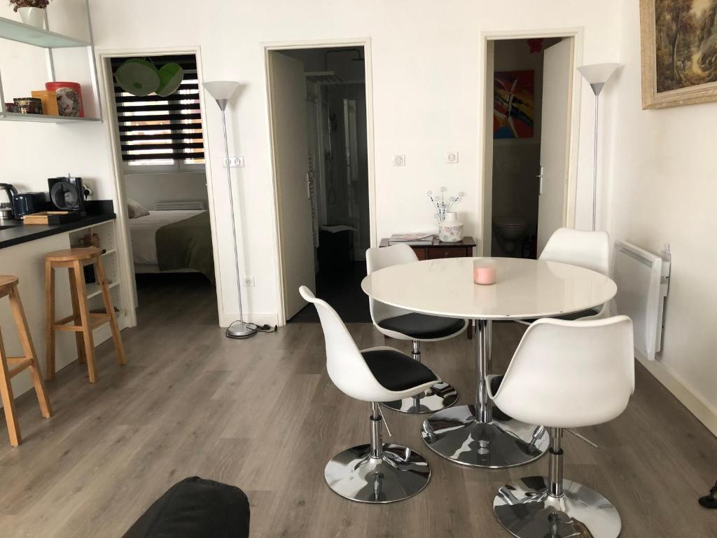 Appartement Le Central Victoria V -Central Point -55m2 deuxieme corps de batiment donnant sur cour intieur (interior backyard) 24 Rue des Carmes 54000 Nancy