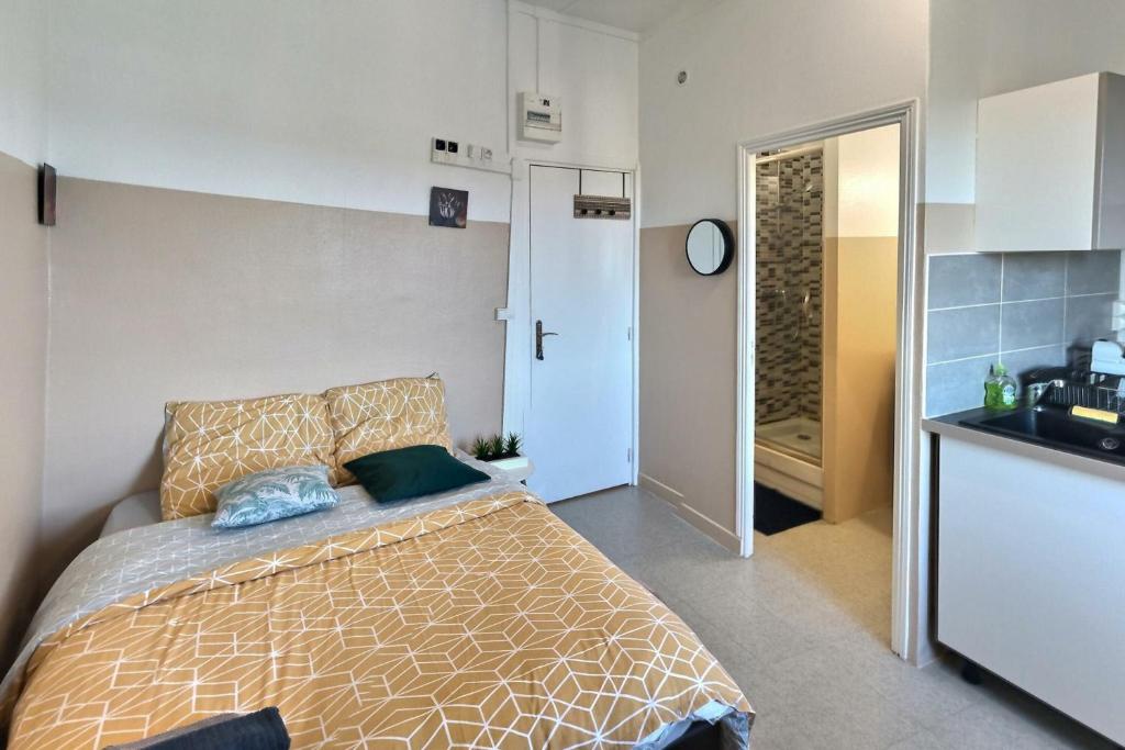 LE CHARMANT STUDIO 4 FACE GARE *WIFI* 45 Boulevard Gambetta APP 4, 27000 Évreux