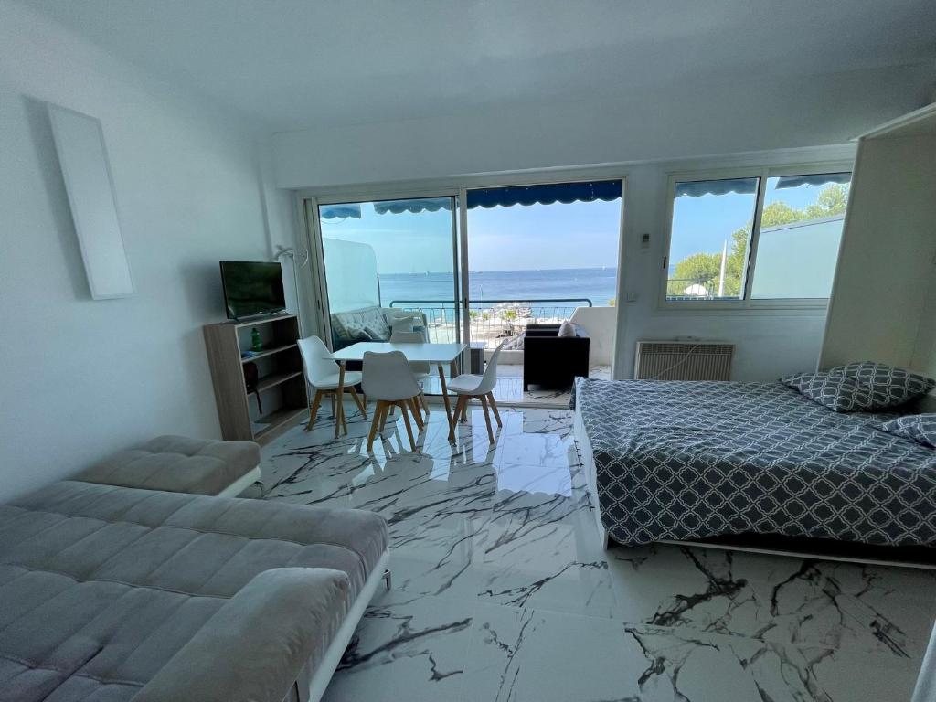 Appartement Le CHOUTA BEACH Studio 2ème étage 22 Avenue Guy de Maupassant 06160 Antibes