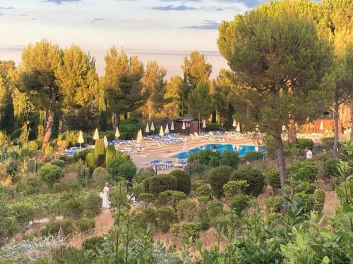 LE COCON DU HAMEAU village cap-esterel RDJ-PARKING-CLIMATISE