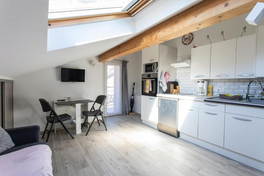 Appartement Le Coq Charmant petit studio en centre ville d'Embrun 5 Rue Chaffuel 05200 Embrun