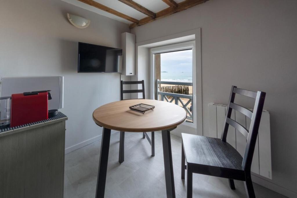 Appartement Le Corsaire - Studio 2 personnes - vue mer 70 Chaussée du Sillon 2ème étage face 35400 Saint-Malo