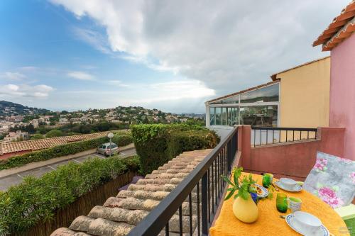 LE DAVID : *Jolie T2* Terrasse, parking et piscine.