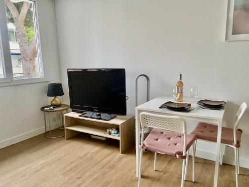 Le Detroit - Studio centre ville à 5 min des plages, WIFI