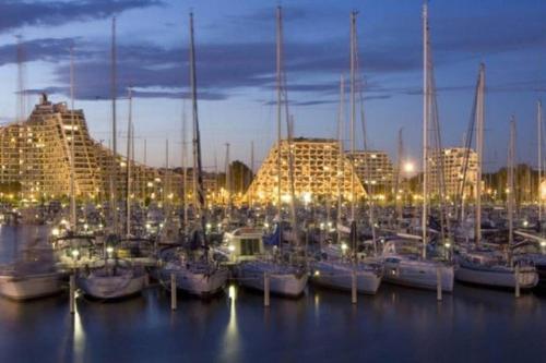 LE DINAOBIN Studio proche plages, WIFI , parking pivrée à 5 min