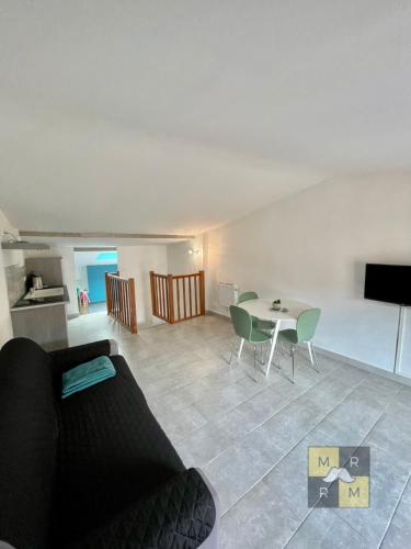 Le Donjon - Vue Cité Pied Cite Médiévale Neuf