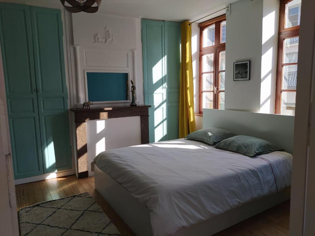Le Godefroy de Bouillon 10 Place Godefroy de Bouillon, 62200 Boulogne-sur-Mer