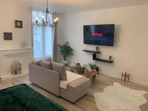 Le GREEN & PEACE Centre Historique, en face du musée du Pilori, à 2mn à pied de l'hyper centre et proche toutes commodités, WIFI-Netflix