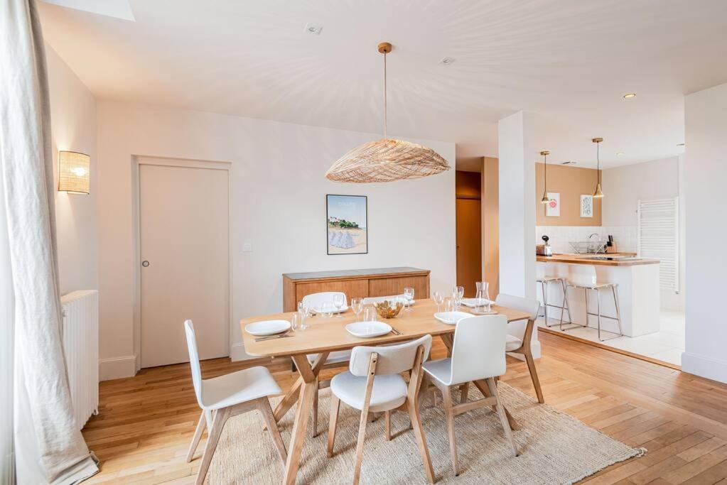 Appartement Le Jacaranda-à 2 min de la plage, Hyper Centre de Dinard, vue mer de la fenêtre 41 Rue du Maréchal Leclerc 35800 Dinard