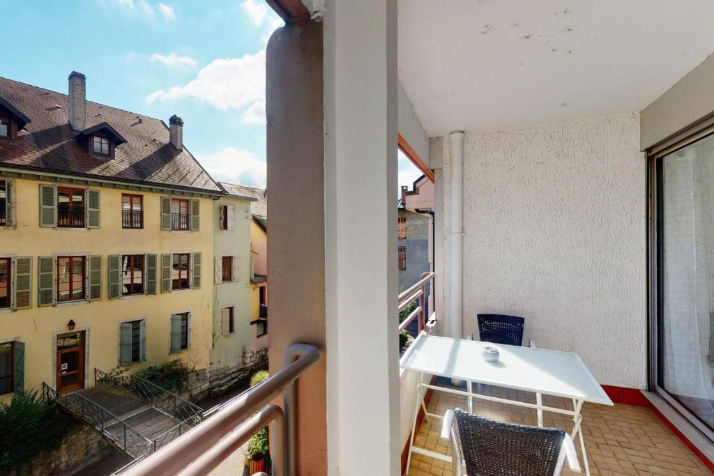 Appartement Le Jean-Jacques Rousseau - 2 rooms by the canal in the heart of Annecy 2 Quai Madame de Warens 74000 Annecy