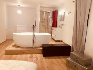 Le Laguna duplex hypercentre les halles donjon wifi linge de pressing