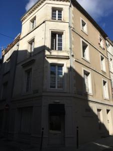 Le Laguna duplex hypercentre les halles donjon wifi linge de pressing