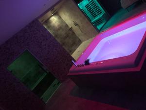 LE LOFT A BULLES (85m2 Jacuzzi Hammam Billiard Bar Douche Sauna)