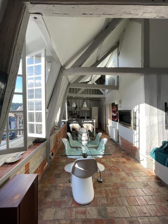 Appartement LE LOFT DU HOMARD BLEU : ENTRE CIEL ET MER 24 bis Place Hamelin 14600 Honfleur