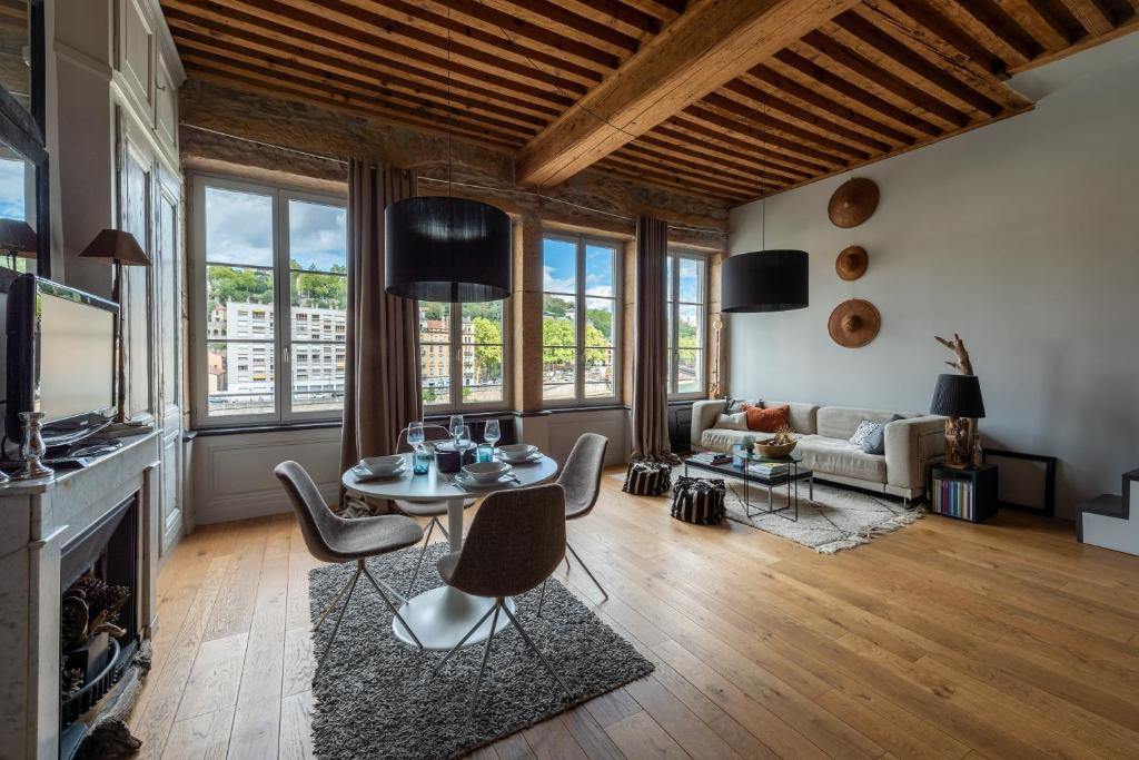 Appartement LE LOFT ETHNIC - avec jolie vue sur la Saône 40 quai Pierre Scize 69009 Lyon