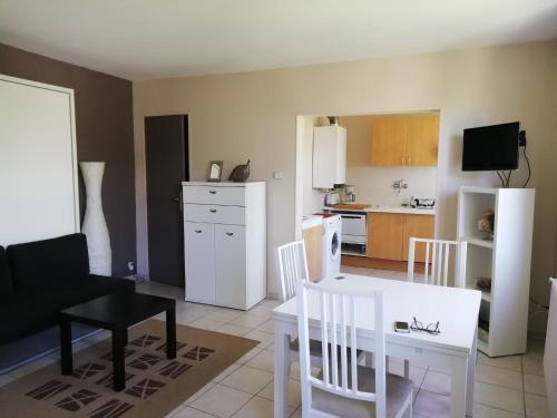 Le MAELY, studio au calme, centre de Honfleur (linge fourni)