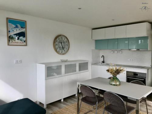 LE MANHATTAN - Exceptionnel studio avec piscine, clim, WIFI, garage