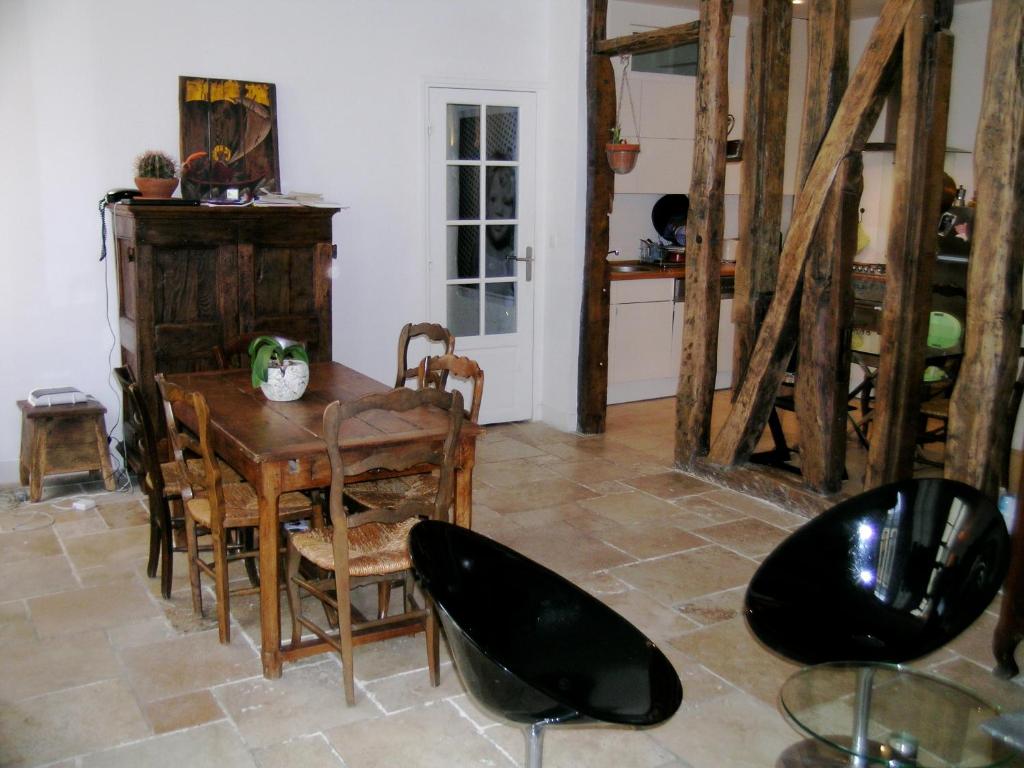LE MARAIS 3 Bedrooms APT 16 Rue Béranger, 75003 Paris
