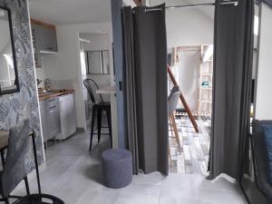 Le Mini Loft Montargis centre 1 à 4 personnes climatisation parking linge wifi freebox Netflix