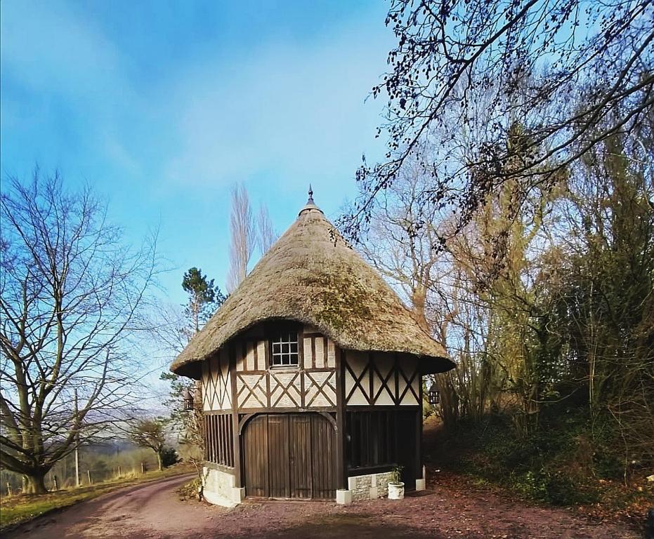 Le Mont Menard Le mont Menard Route de Beaufour, 14430 Saint-Léger-Dubosq