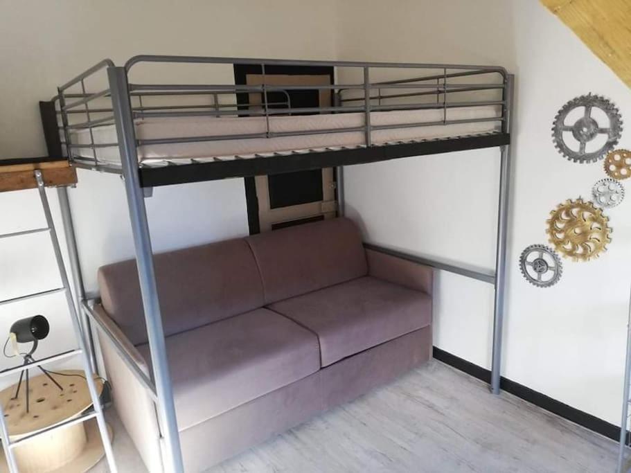 Le Nid douillet splendide appartement 48 3ème étage 71 Rue du Docteur Château, 63150 La Bourboule