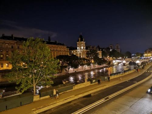 Le Notre Dame - Luxury Apartment with Seine View