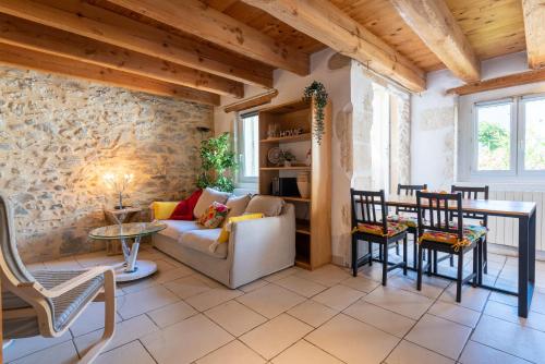 Le Pandora, proche Tour Magne, parking et terrasse