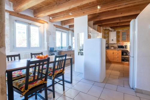 Le Pandora, proche Tour Magne, parking et terrasse