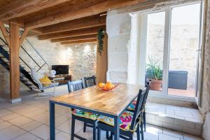 Le Pandora, proche Tour Magne, parking et terrasse