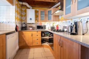 Le Pandora, proche Tour Magne, parking et terrasse