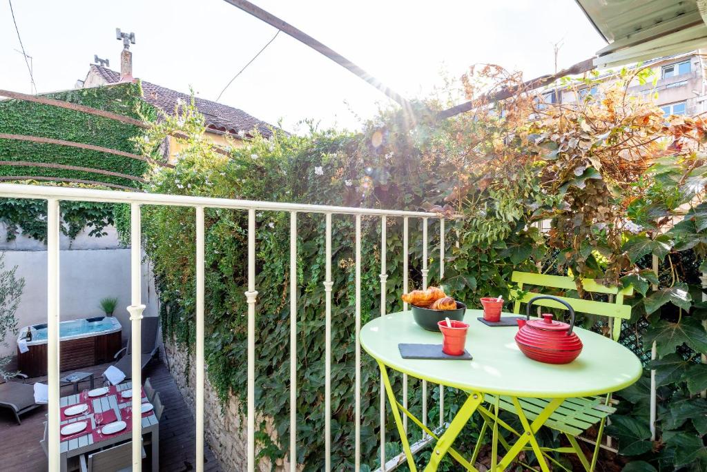 Le Patio Carreterie - Maison chaleureuse avec Jacuzzi Extérieur Privatif - Primée pour sa déco 152 bis rue carreterie, 84000 Avignon