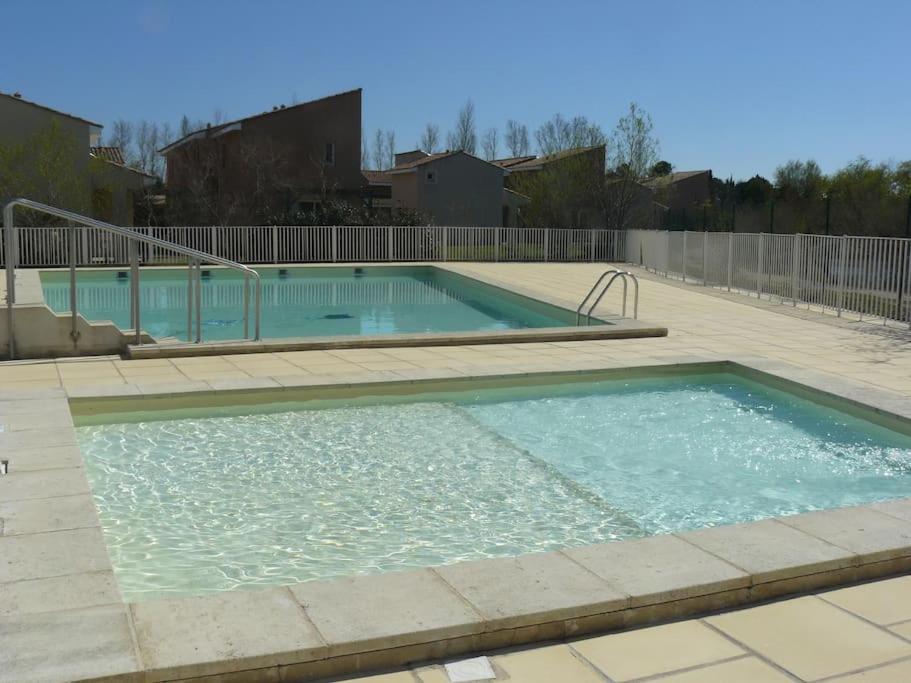 Appartement LE PETIT BONHEUR - PLACE PARKING PRIVEE - CLiM - TERRASSE - PISCINE PARTAGEE - PROCHE PARC SPIROU 640 Route de Pernes 84450 Saint-Saturnin-les-Avignon