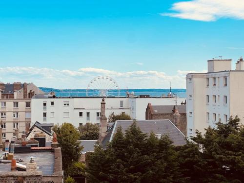 Le petit nid perché sous les toits, vue mer