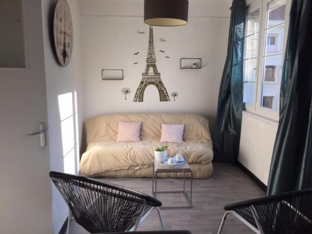 Appartement le petit Paris appartement 2 1 er etage 10 Rue Reine 62100 Calais
