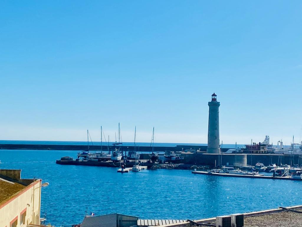 Appartement ''Le Phare''grand T3 vue imprenable sur le port et la mer ! 25 Quai d'Alger 34200 Sète