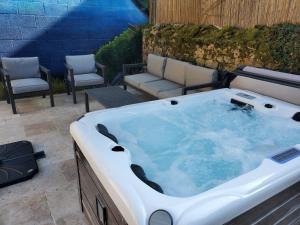 LE PIED A TERRE - JACCUZZIS et JARDIN PRIVES