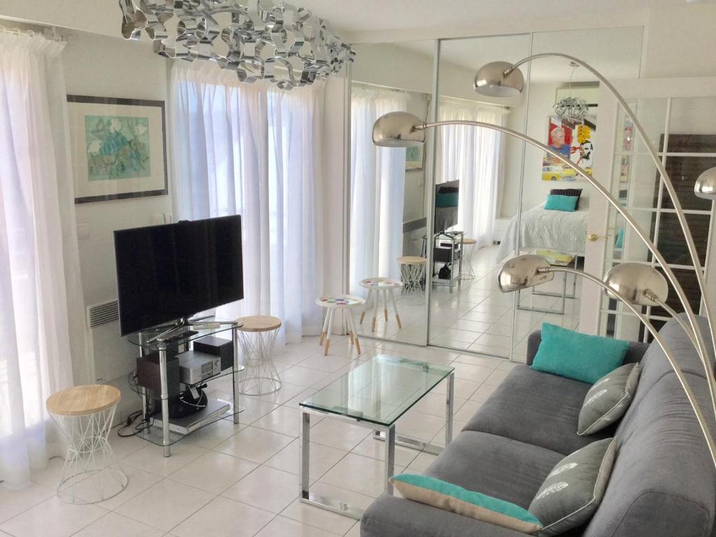 Appartement Le Ponteil plage 3 Avenue Edmond Salvy 06600 Antibes